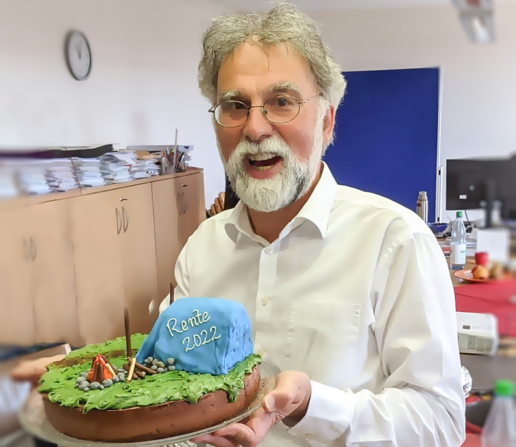 Herr Bölting mit seinem Kuchen zur Rente